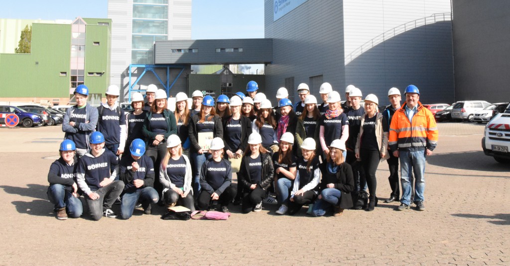 Gruppenbild am Heizkraftwerk Nord.